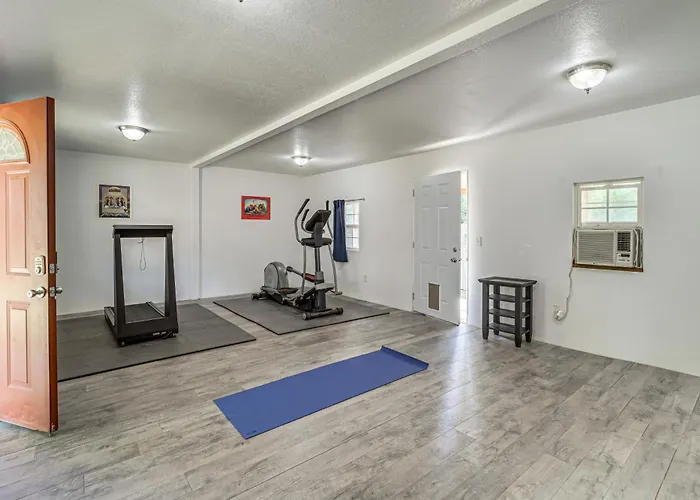 Private Workout & Fenced Yard! Escape Holiday home